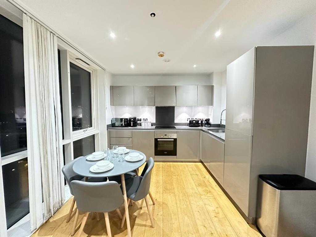 Luxury 2 Bedroom Penthouse Near London