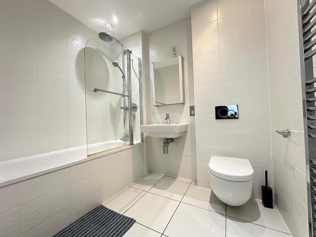 Luxury 2 Bedroom Penthouse Near * London