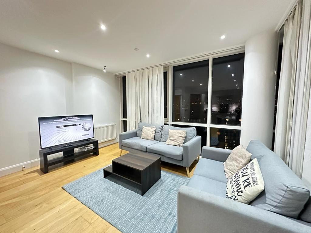 Apartment Luxury 2 Bedroom Penthouse Near London