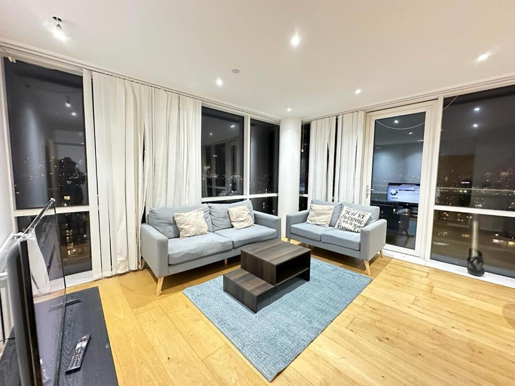 Luxury 2 Bedroom Penthouse Near * London